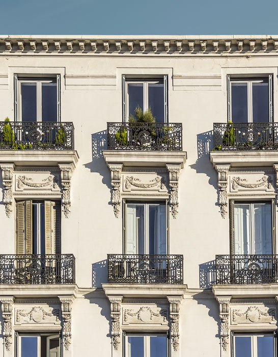 ¿Quién debe asumir la reparación de una terraza o patio de uso y disfrute privativo?